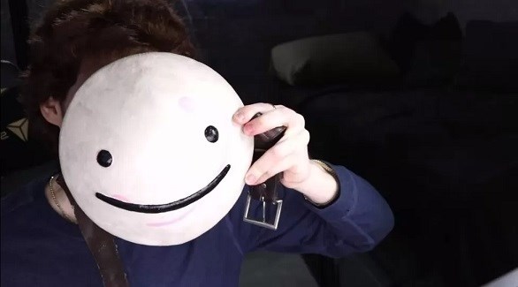 يوتيوبر غامض يكشف وجهه للمرة الأولى