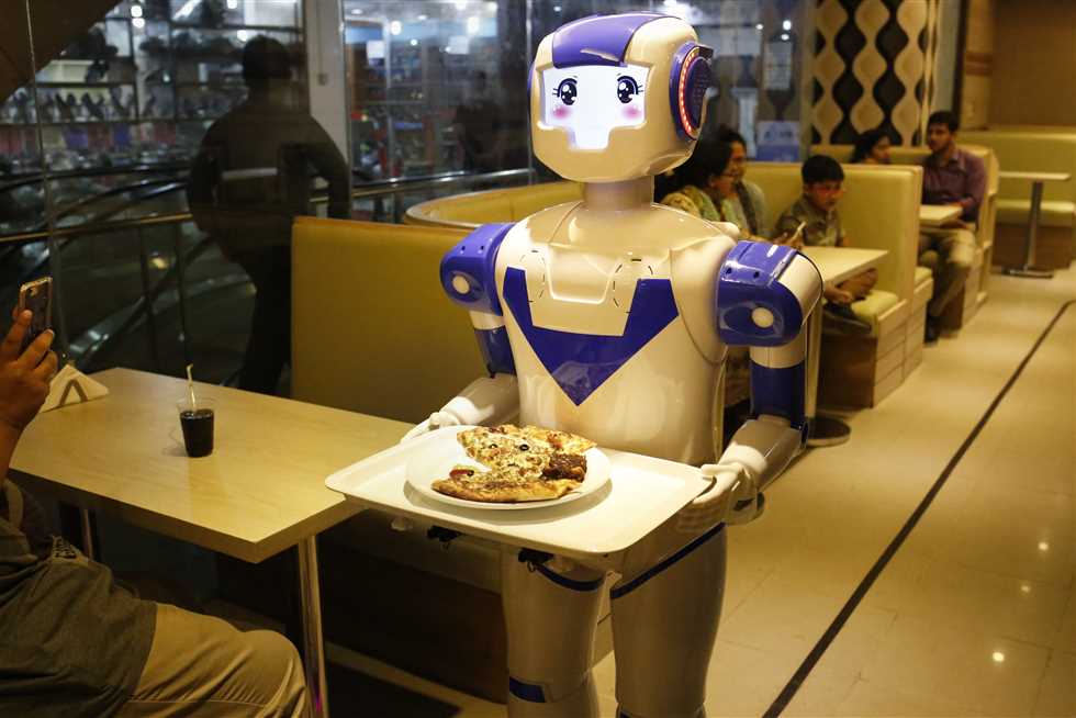 روبوتات تقدم الطعام للزبائن في مقهى