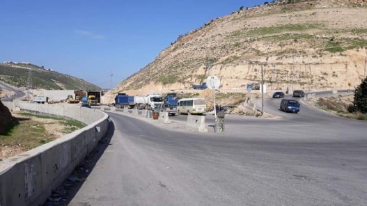 هبوطات وتشققات تغلق مسربا في طريق