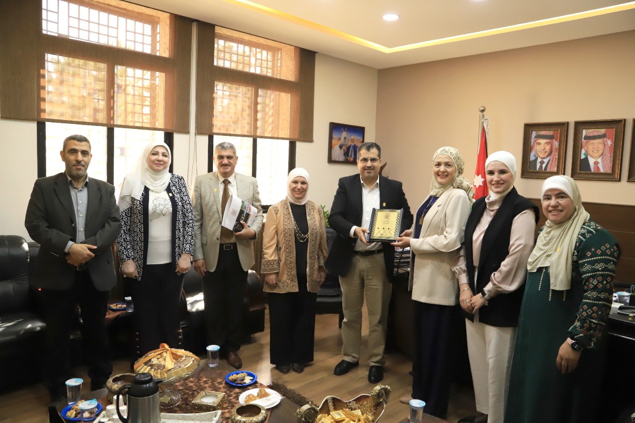 وفد من جمعية الكيميائيين الأردنية يزور