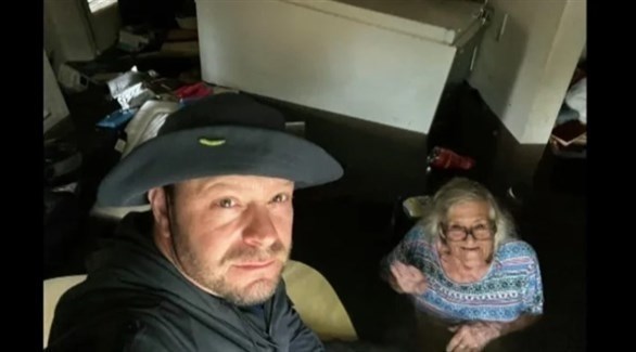 أمريكى يسبح 900 متر في فيضانات