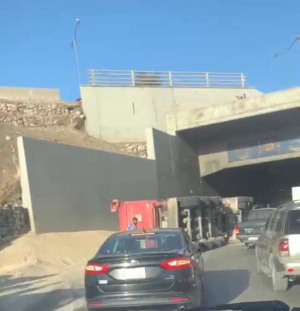 سقوط حمولة مركبة شحن عند نفق