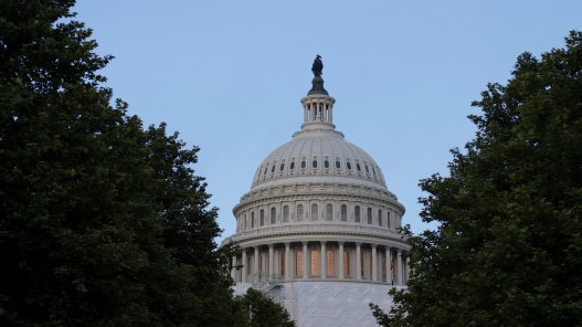 التضخم والإجهاض والهجرة غير الشرعية قضايا