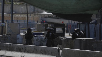 الاحتلال يغلق حاجز قلنديا العسكري شمال