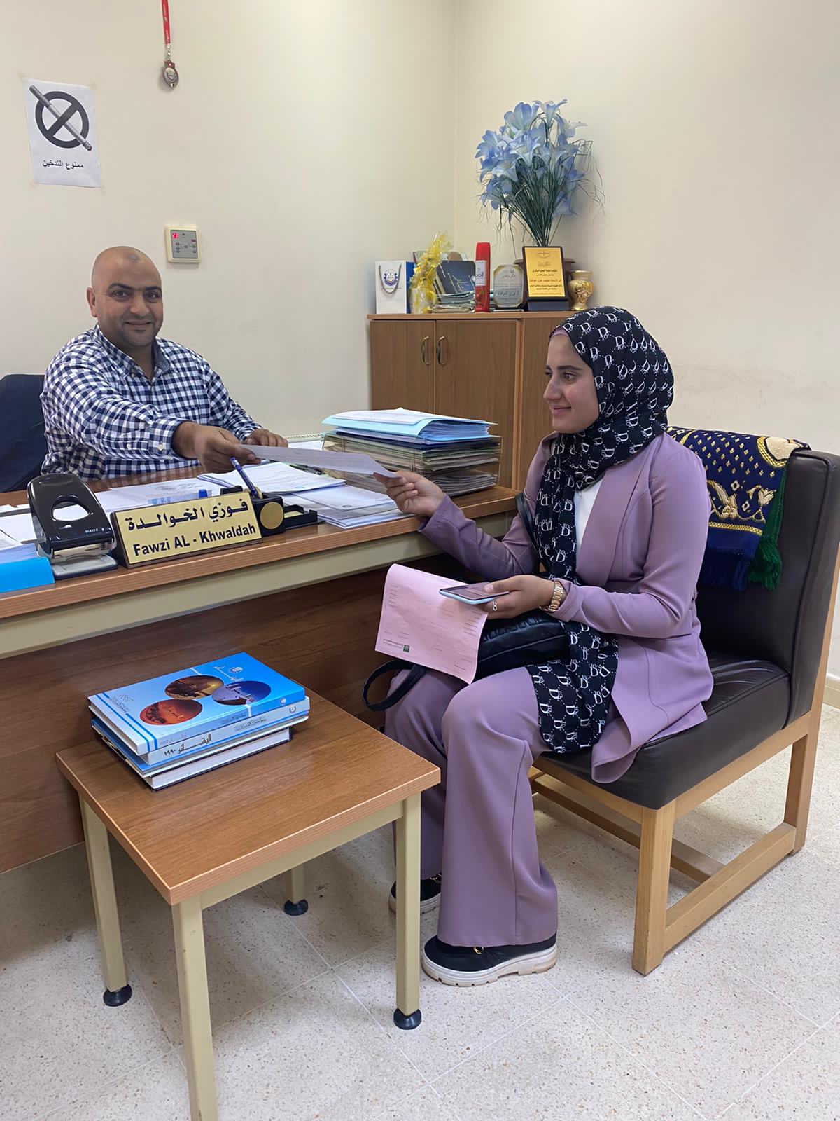 الطالبة ذكى الحراحشة تستكمل الإجراءات