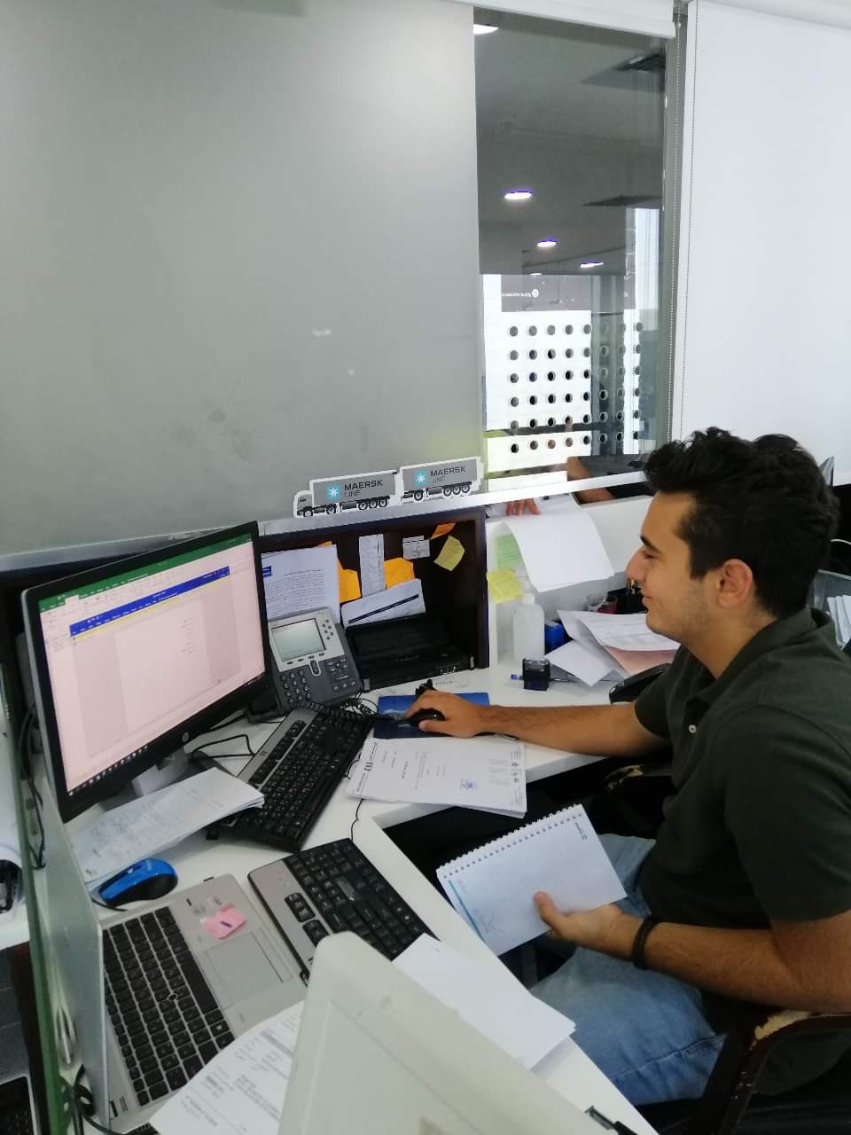 توظيف أول خريج لبرنامج الدراسات الثنائية