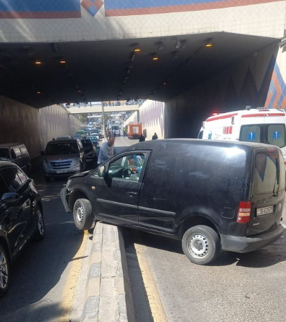 تصادم 3 مركبات داخل نفق الكيلو