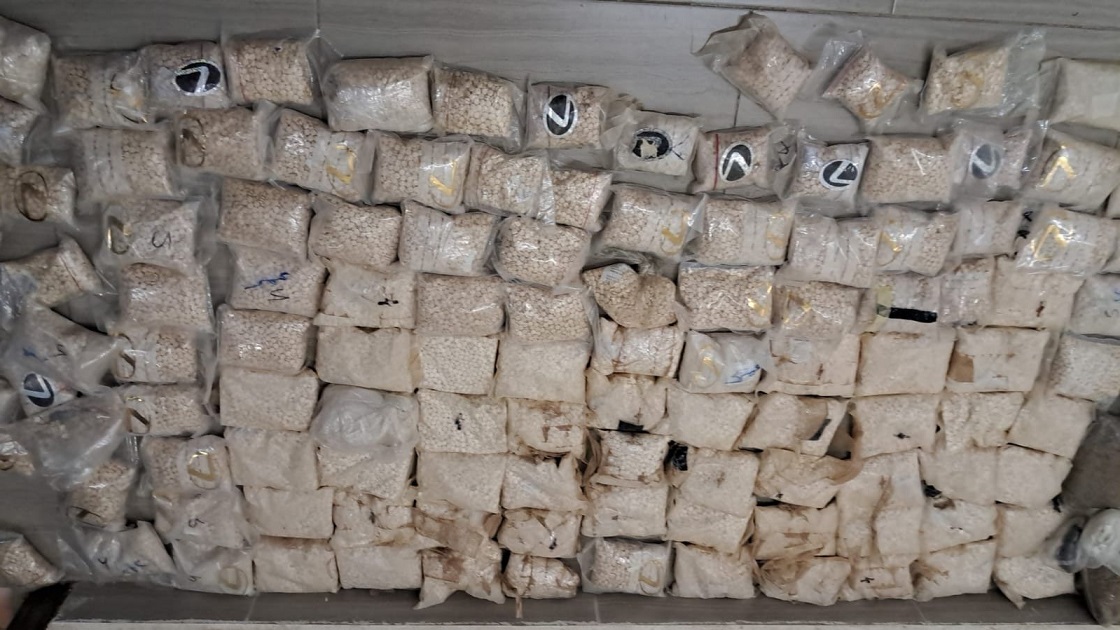 الامن يداهم تاجرا للمخدرات في البادية..