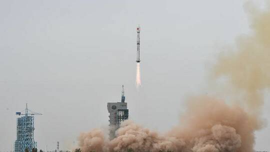 الصين تطلق قمرا صناعيا لمراقبة البيئة