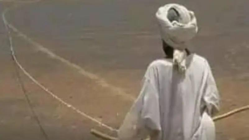 سوداني ضرير يمد حبلا من منزله