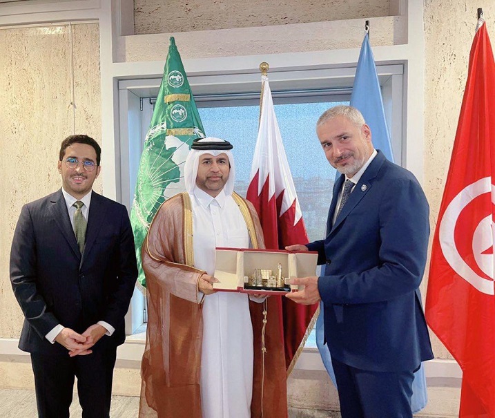 السليطي يهدي درع (كتارا) إلى المدير