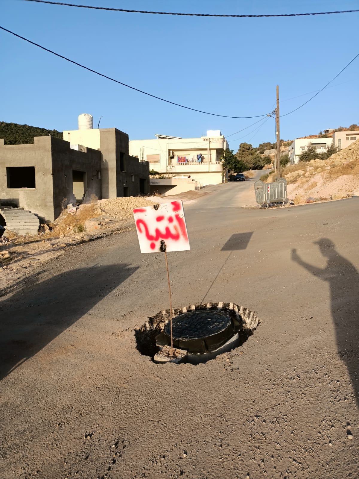 حفريات الخدمات بعجلون.. أضرار بالطرق ومصائد