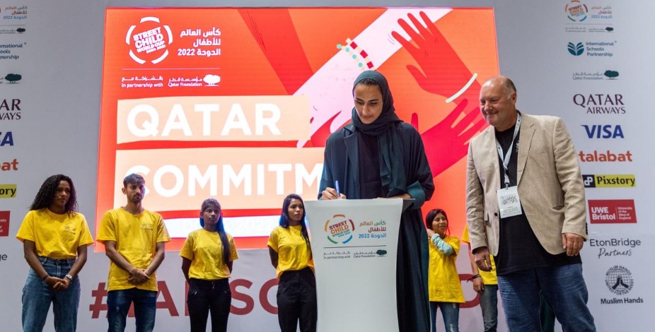 الشيخة هند توقع وثيقة العهد القطري