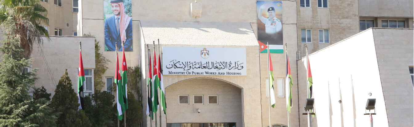 “الأشغال” توضح حول الطرق المدرجة بأولويات