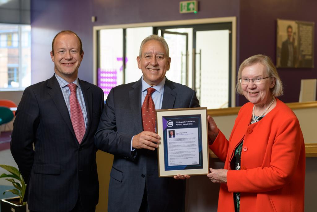 سامر المجالي يفوز بجائزة خريجي الطيران