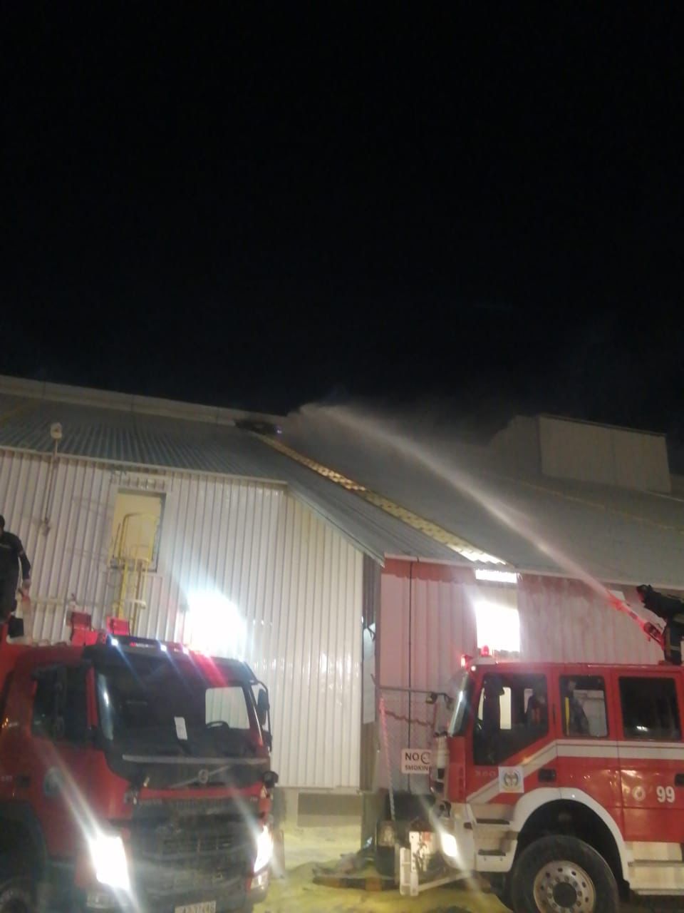 اخماد حريق مستودع يحتوي على مادة