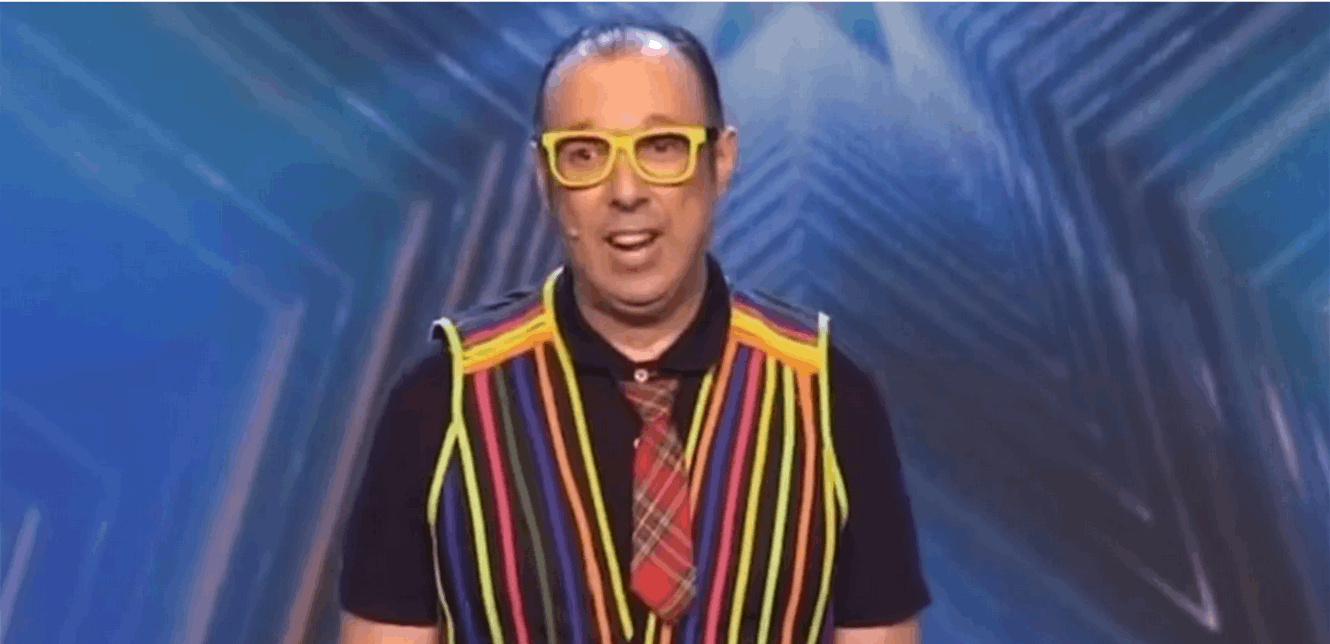 انهار على المسرح.. وفاة ساحر شهير