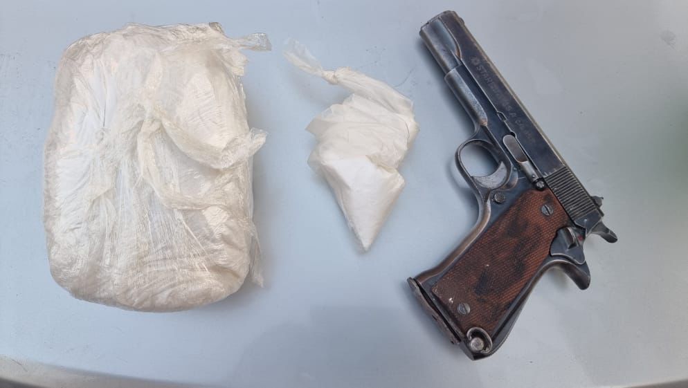 قوة أمنية تطبق قواعد الاشتباك أثناء