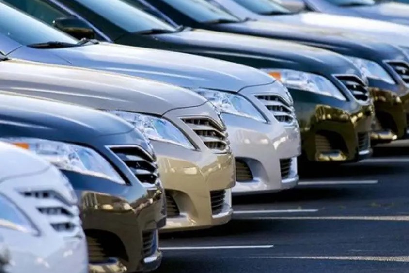 مستثمرو السيارات السياحية يطالبون بتمديد عمرها