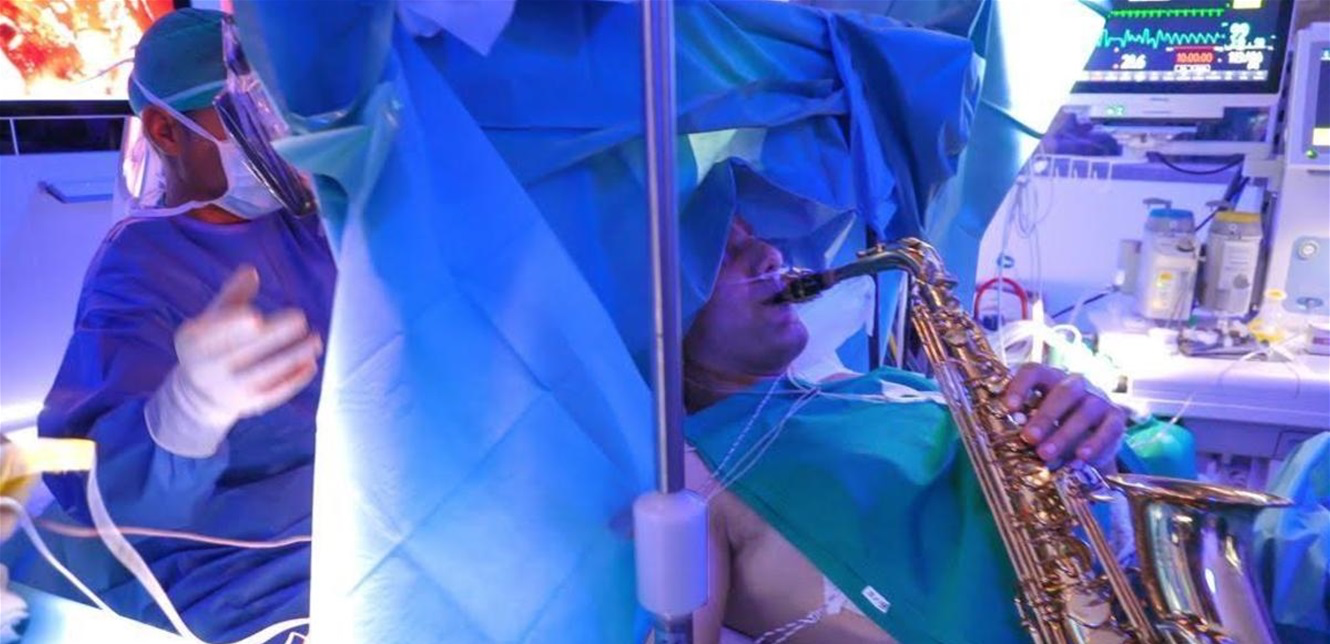 أثناء خضوعه لجراحة خطيرة في الدماغ