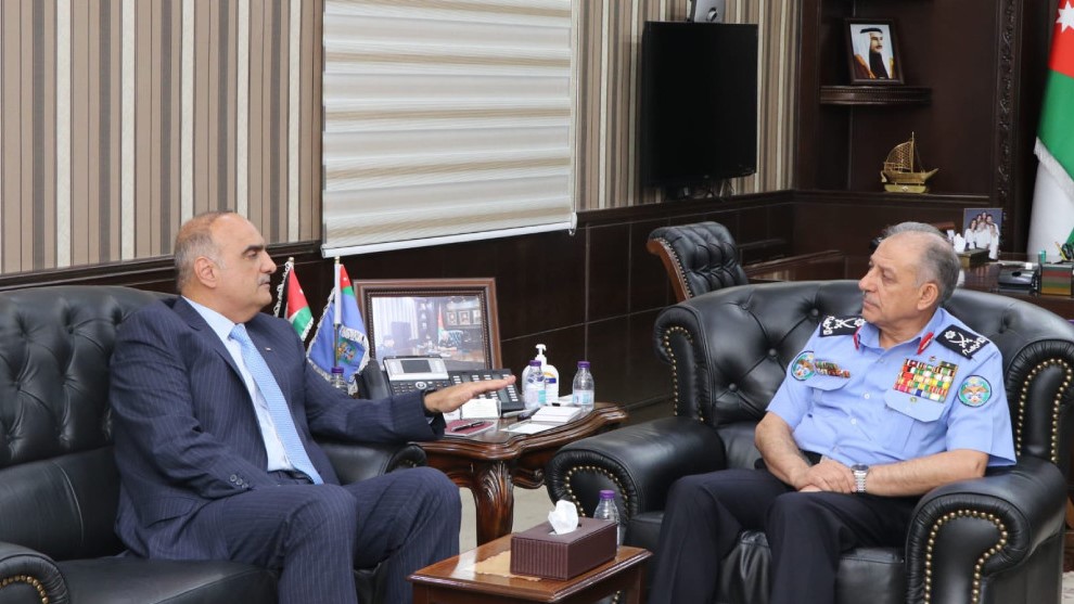 الخصاونة يزور مديرية الأمن العام