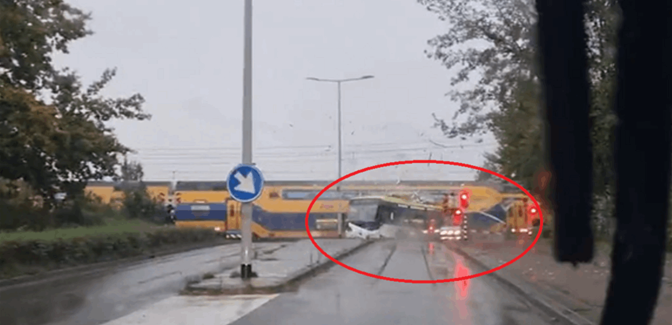 قطار مسرع يصطدم بحافلة ركاب ويقسمها