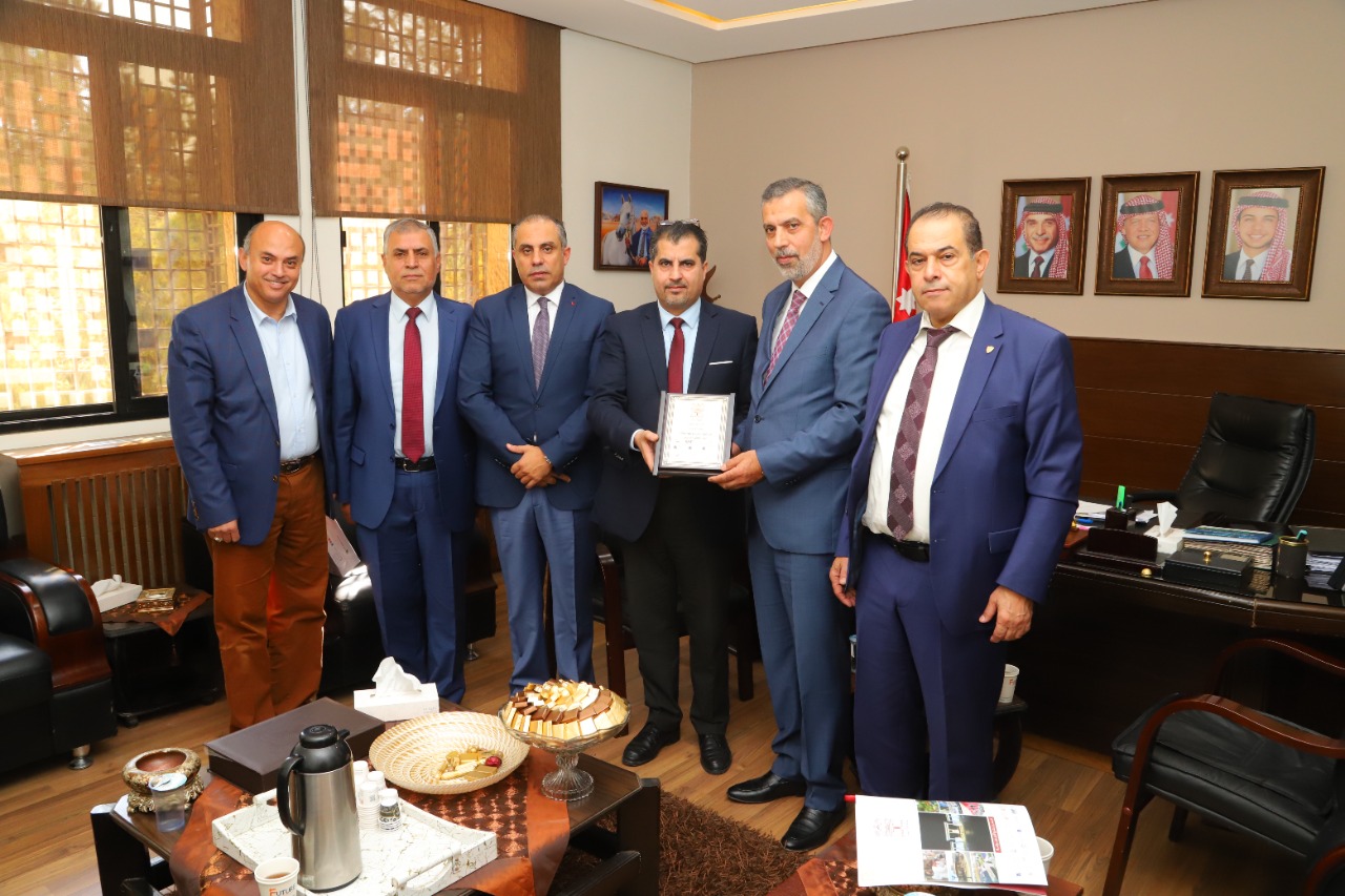 نقيب المحامين الأردنيين يلتقي طلبة كلية