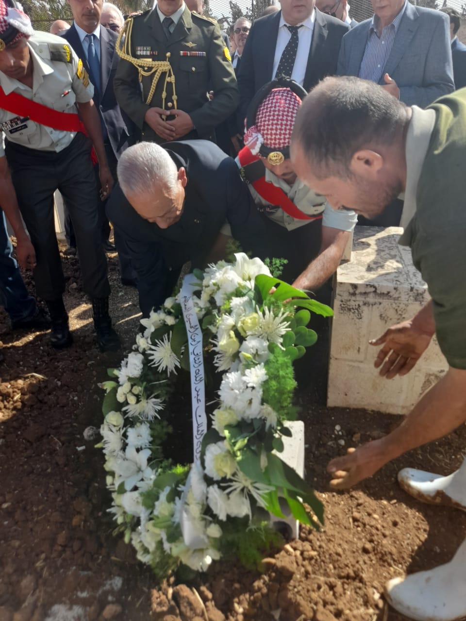 مندوبا عن الملك.. العيسوي يشارك بتشييع