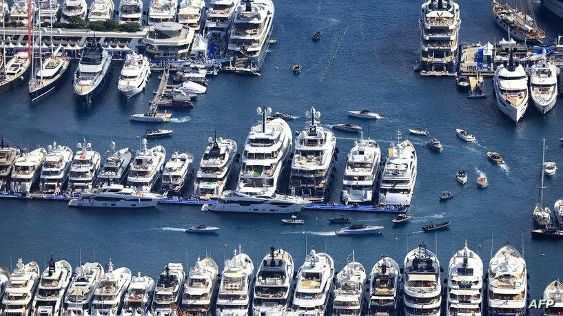 مصادرة (قصر عائم) لأمير وبيعه بالمزاد