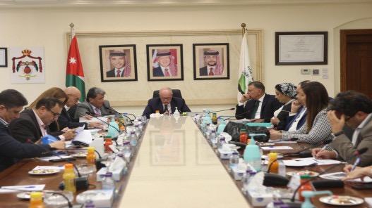 تخصيص أرض لإنشاء ساحة انتظار بجسر