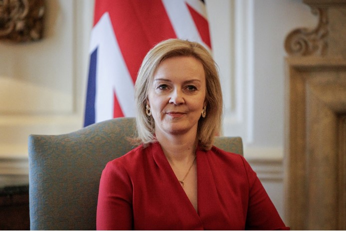 ليز تراس رئيسة وزراء بريطانيا تعلن