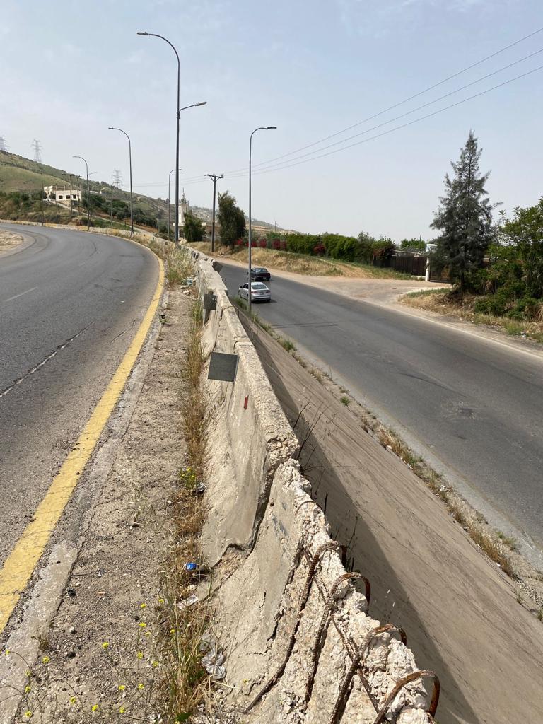 الأشغال تعلن البدء استبدال الحواجز الخرسانية