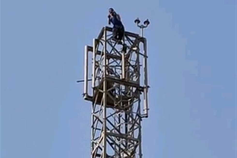 شخص يهدد بالانتحار من أعلى برج