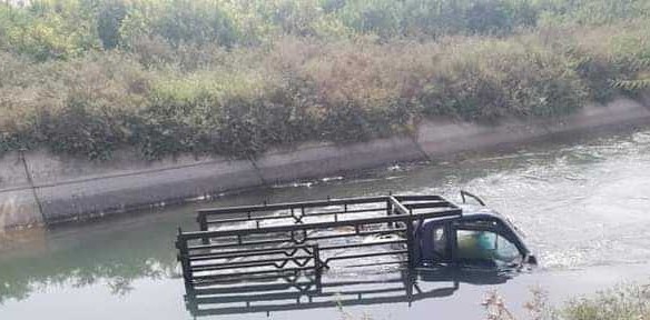 بك أب في مياه قناة الملك