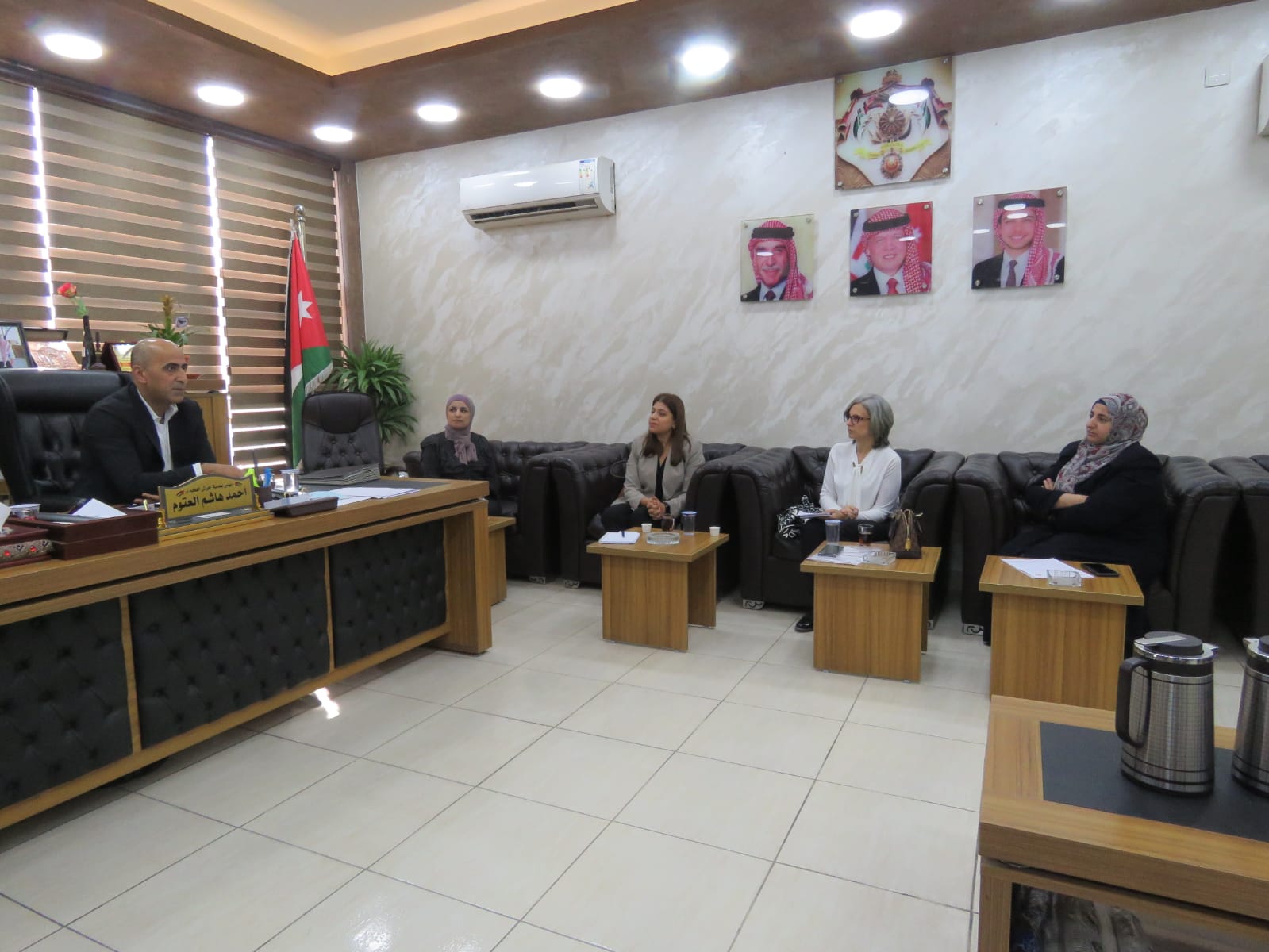 العتوم يلتقي مديرة برنامج دعم البلديات