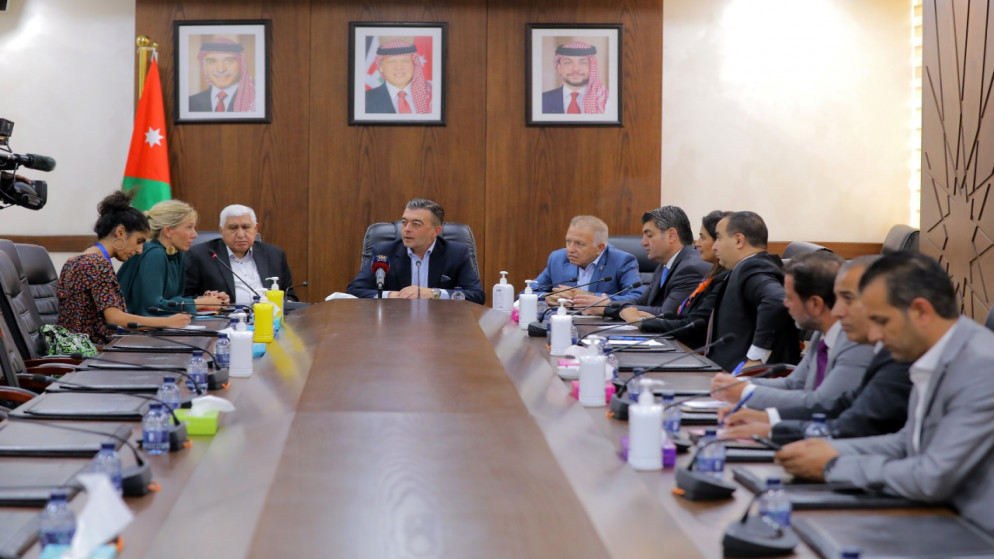 بحث تعزيز التعاون مع قرب زيارة