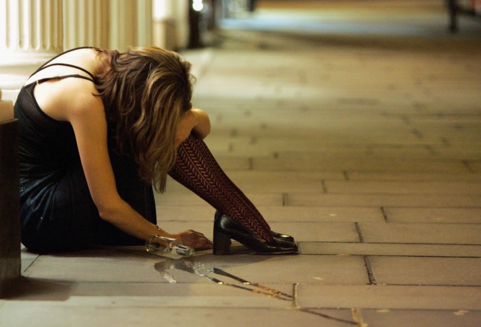 السجن لشاب اغتصب اجنبية في عمان