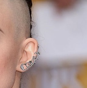 هل يجوز للمرأة حلق شعرها تضامنآ