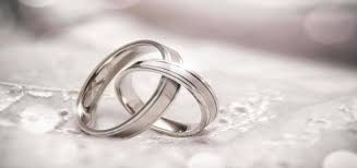 هل يلزمها طاعة زوجها إذا أمرها