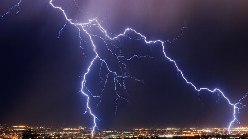 كيف تحمى نفسك من الرعد والبرق