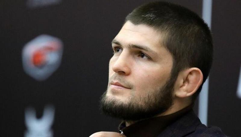 بطل العالم الروسي حبيب نورمحمدوف يرفع