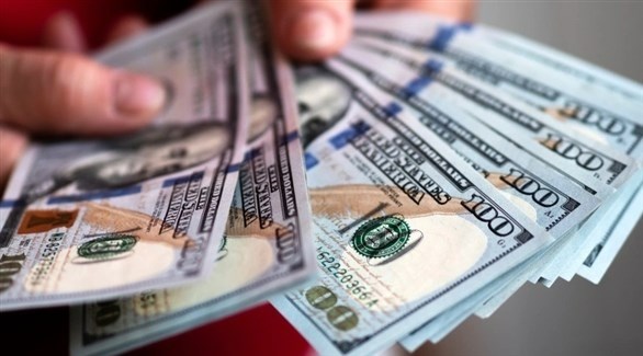 الدولار يرتفع بعد عمليات بيع مكثفة
