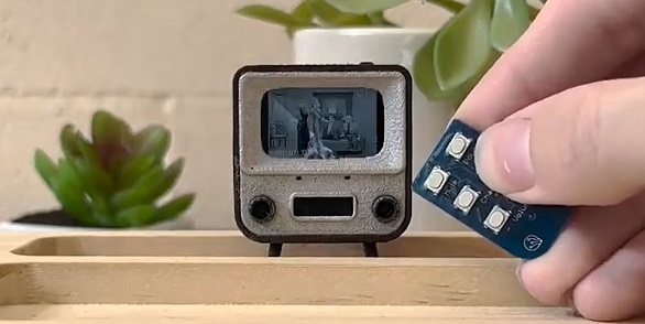 أصغر تلفزيون في العالم بحجم طابع