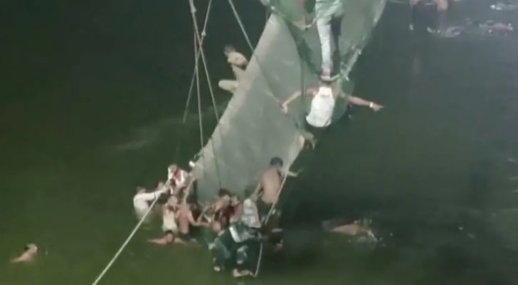 انهيار جسر معلق في الهند وسقوط