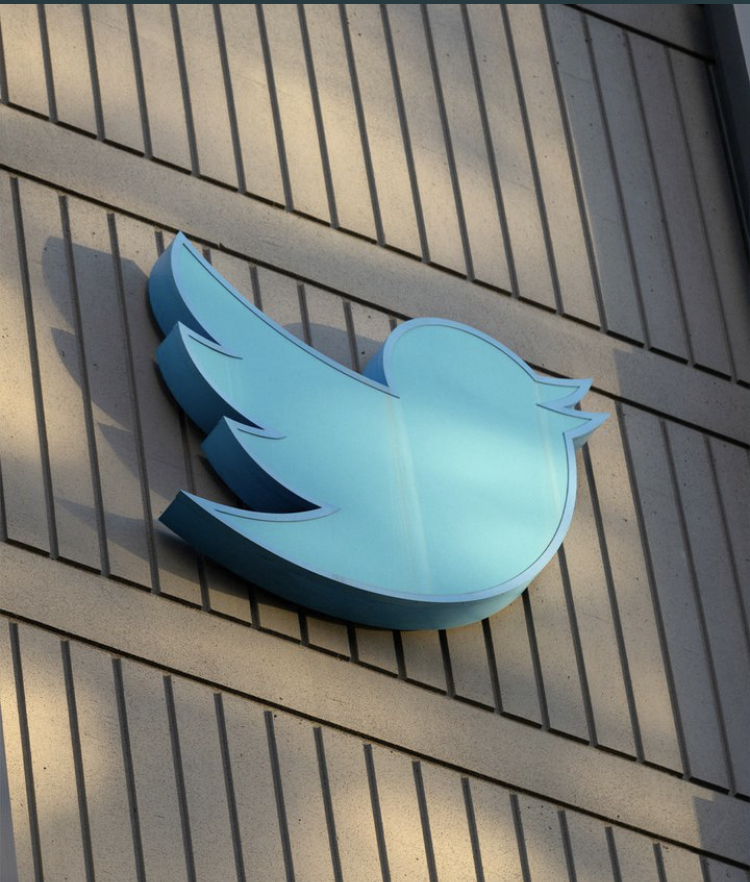 تويتر يخطط لفرض 20 دولار في