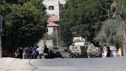 إصابة مسعف برصاص الاحتلال الإسرائيلي واعتقال