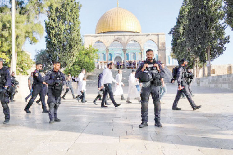 مستوطنون متطرفون يقتحمون باحات الأقصى