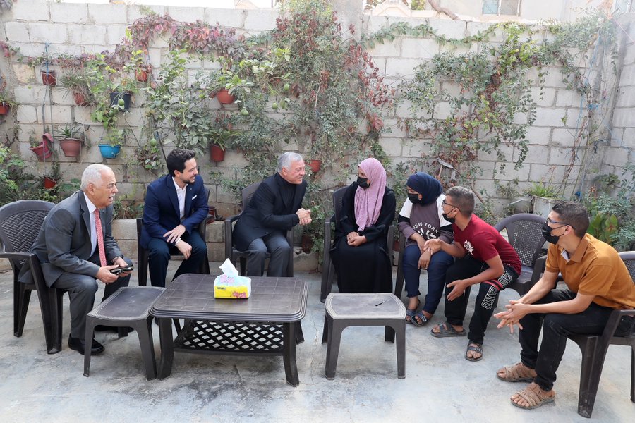 الملك يتفقد إحدى الأسر بمخيم الشهيد