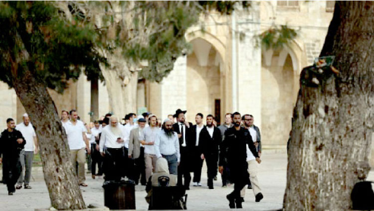 عشرات المستوطنين المتطرفين يقتحمون الأقصى بحراسة