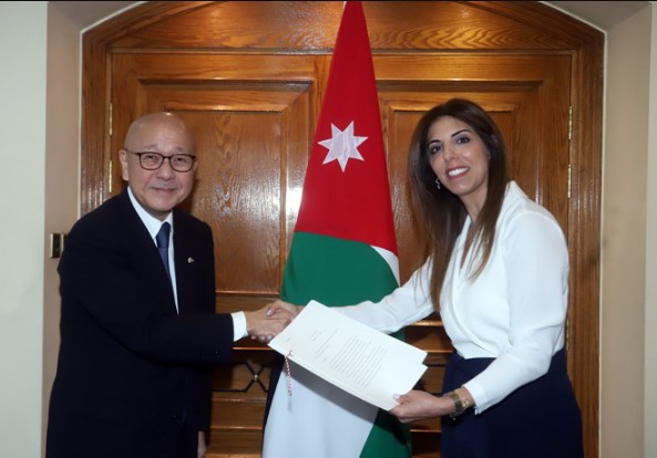 الخارجية تتسلم نسخة من أوراق اعتماد